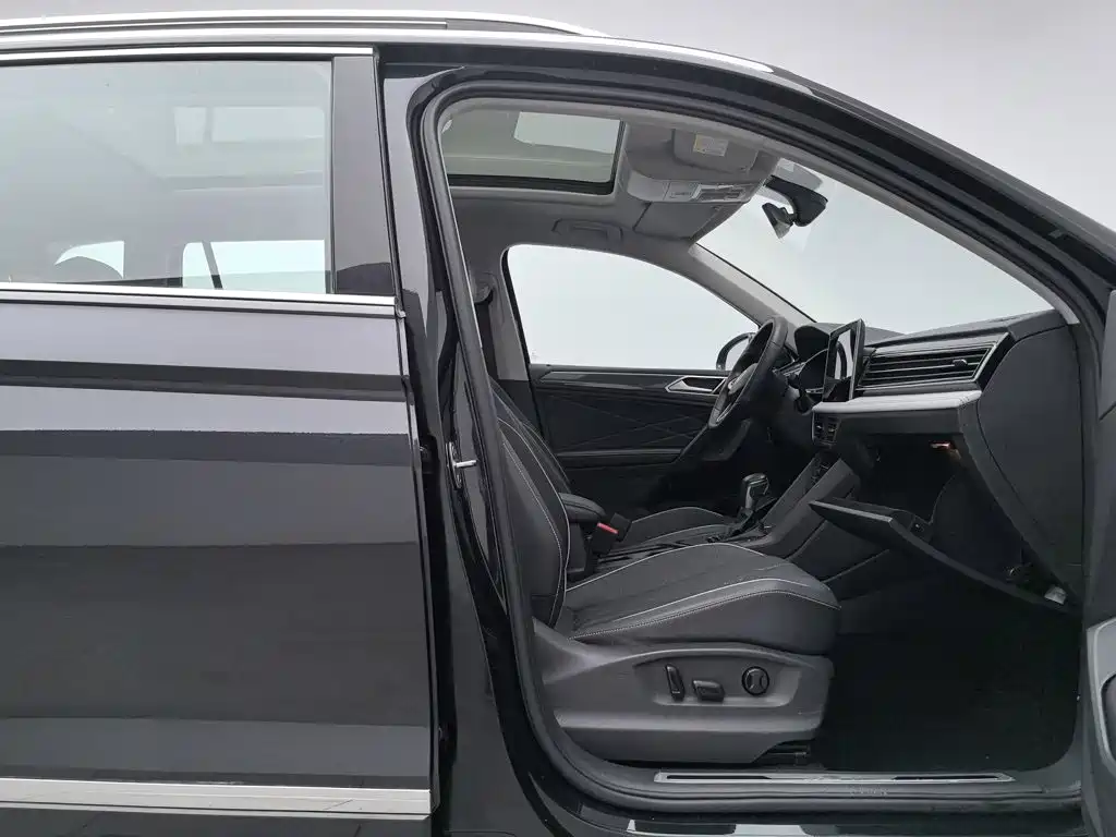 Фото 23 - Volkswagen Tiguan L