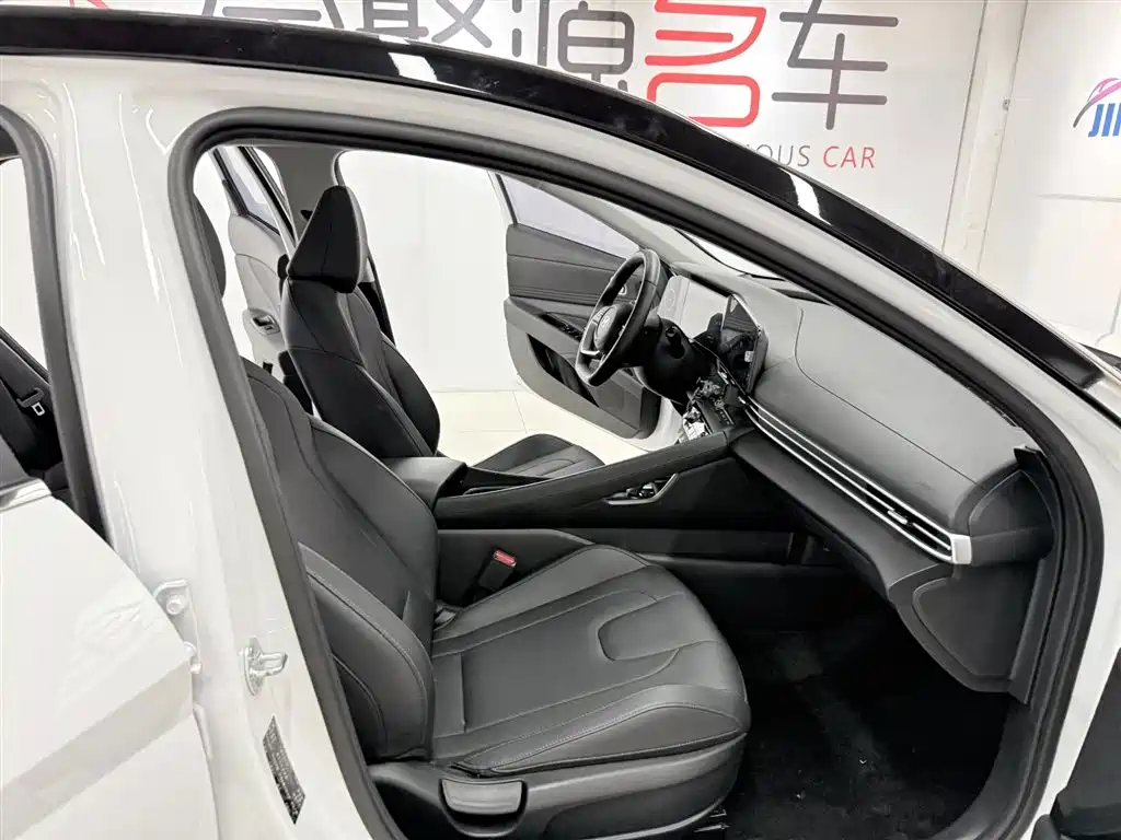 Hyundai Elantra 2023 Model 1.5L CVT LUX Premium Edition фото 16