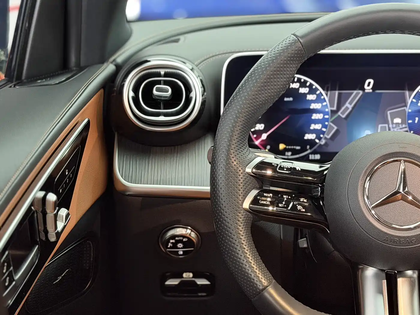 Mercedes-Benz GLC 2023 Facelift GLC 260 L 4MATIC Luxury 7-Seater фото 7