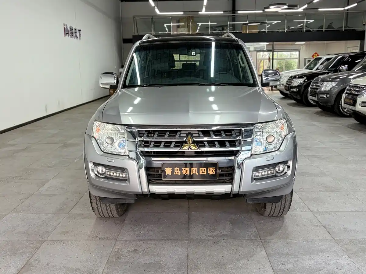 Mitsubishi Pajero (Import) 2012 2012 3.0L Luxury Edition