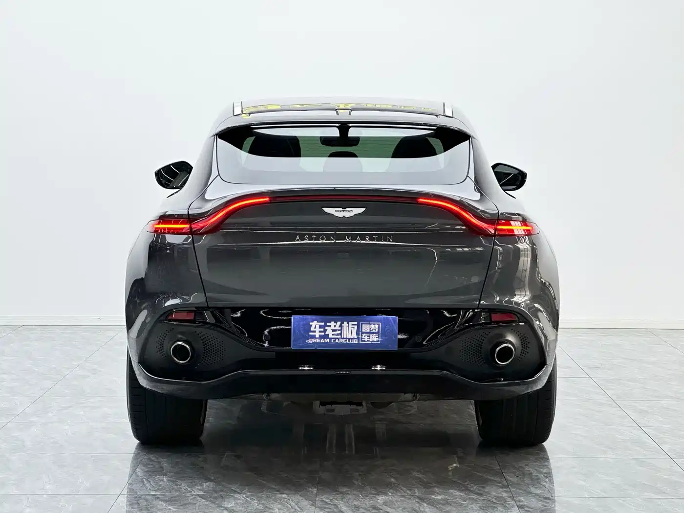 ASTON MARTIN DBX