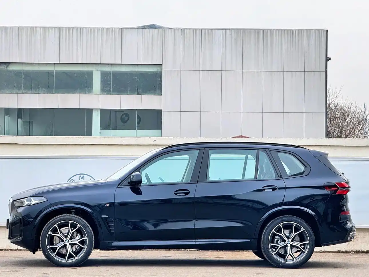 BMW X5 2025 Model xDrive 30Li Exclusive M Sport Blackout Package фото 3