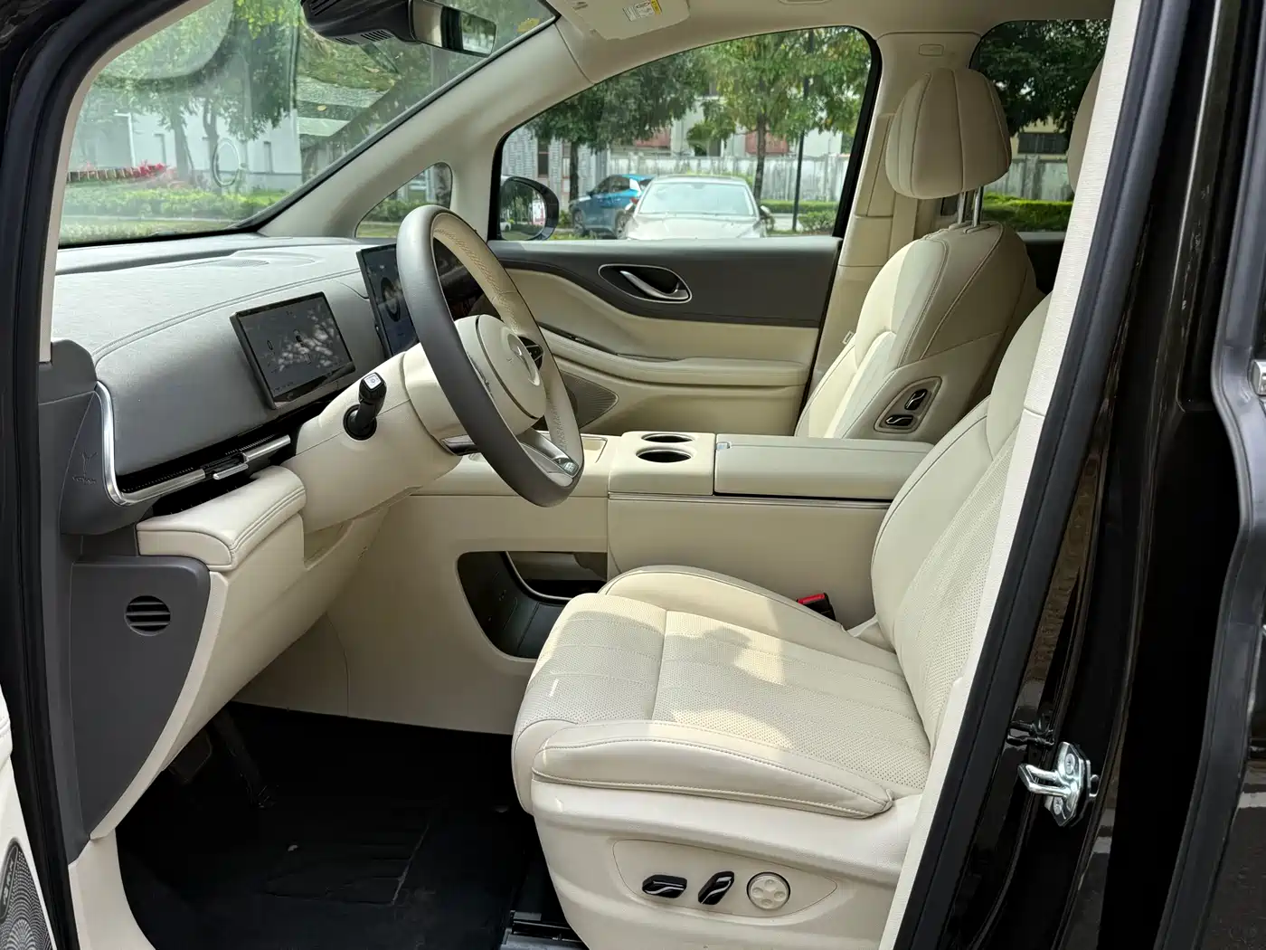 Voyah Auto Voyah Dreamer 2025 PHEV 4WD Kunpeng Premium Edition фото 9