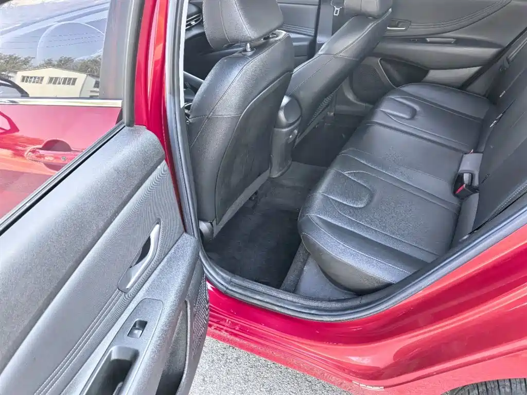 Hyundai Elantra 2021 1.5L CVT LUX Premium Edition фото 14