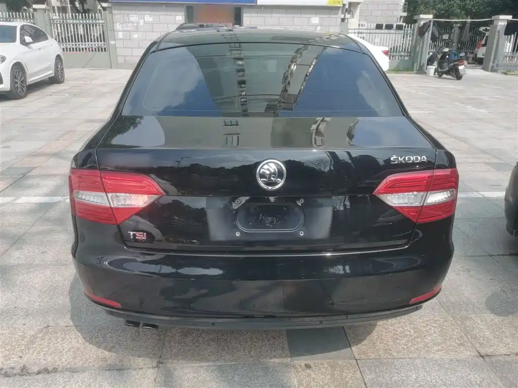 Škoda Superb 2013 1.8TSI Automatic Elite Edition фото 4