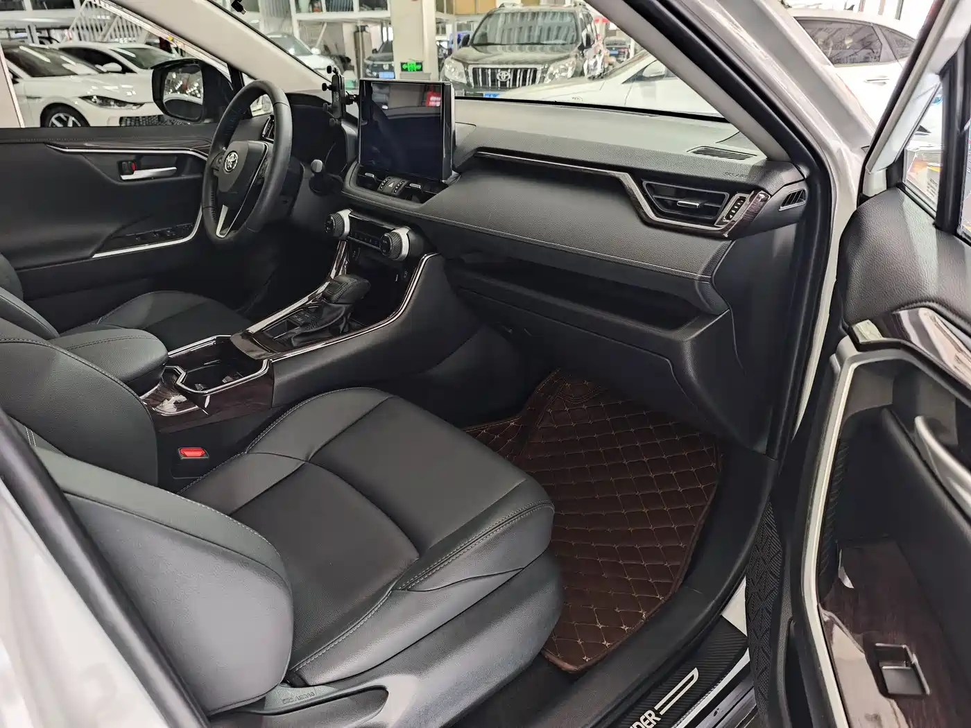 Toyota Wildlander 2022 2.0L CVT AWD Luxury Edition фото 8