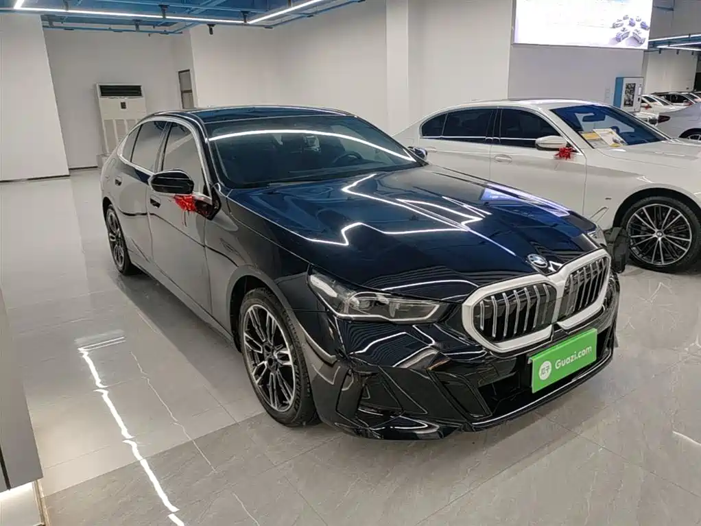 BMW 5 Series 2026 530Li Leading M Sport Package фото 4