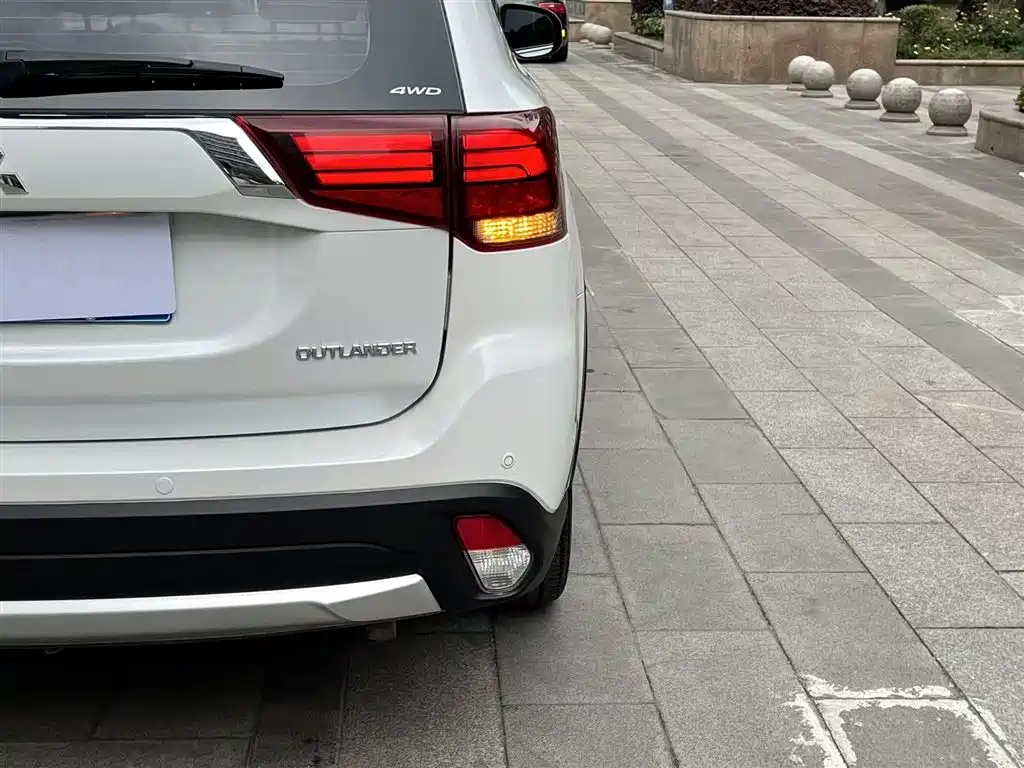 Mitsubishi Outlander 2018 2.4L 4WD Elite Edition 5-seater фото 8