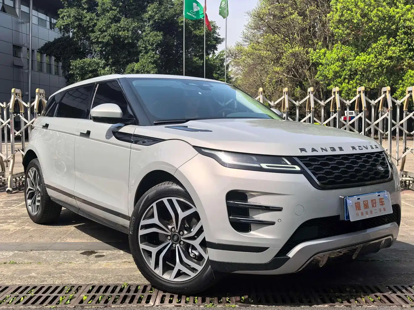 Land Rover Range Rover Evoque 2023 Range Rover Evoque L 249PS Luxury Edition фото 2