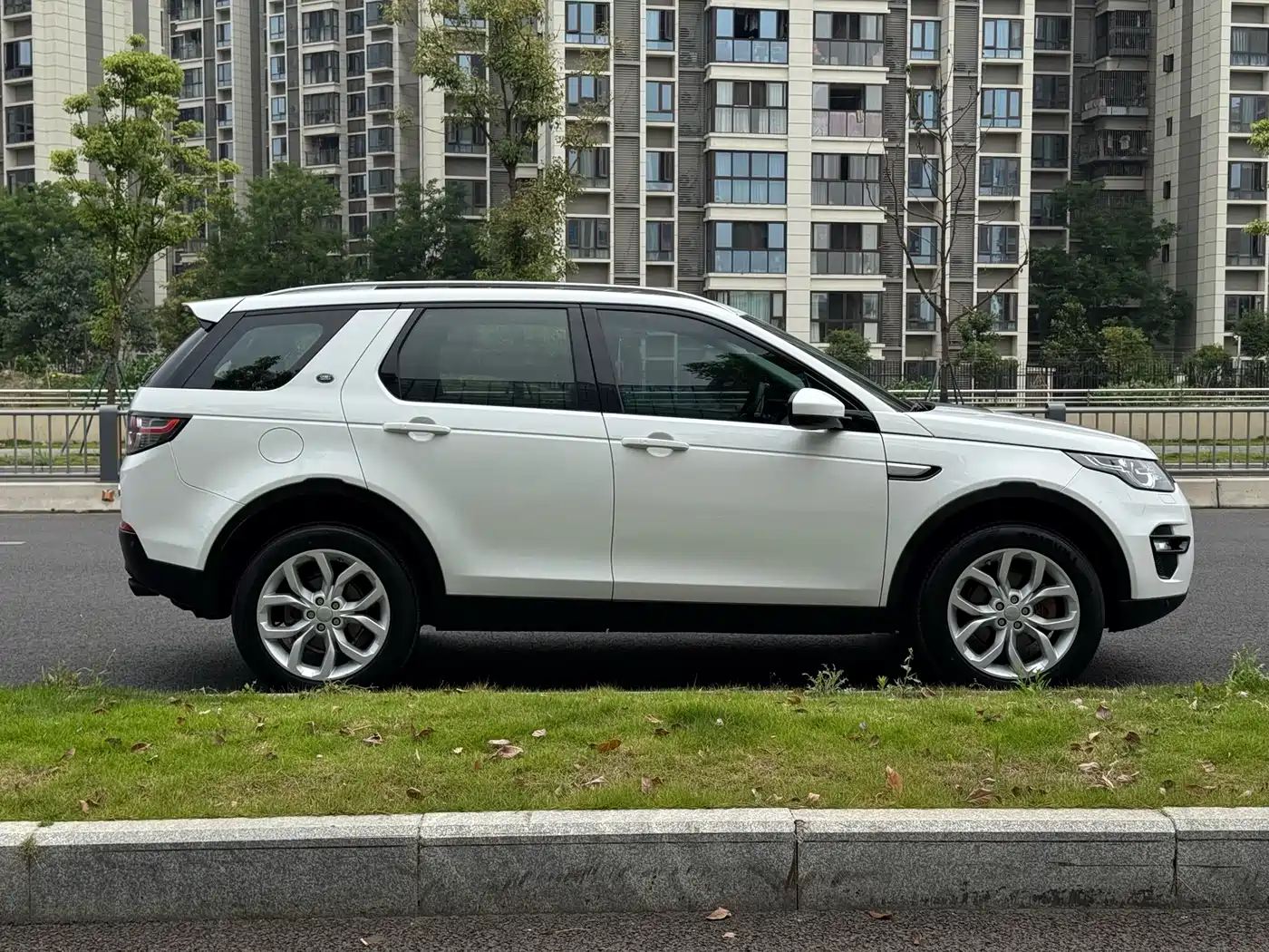 Land Rover Discovery Sport 2016 2.0T HSE фото 14