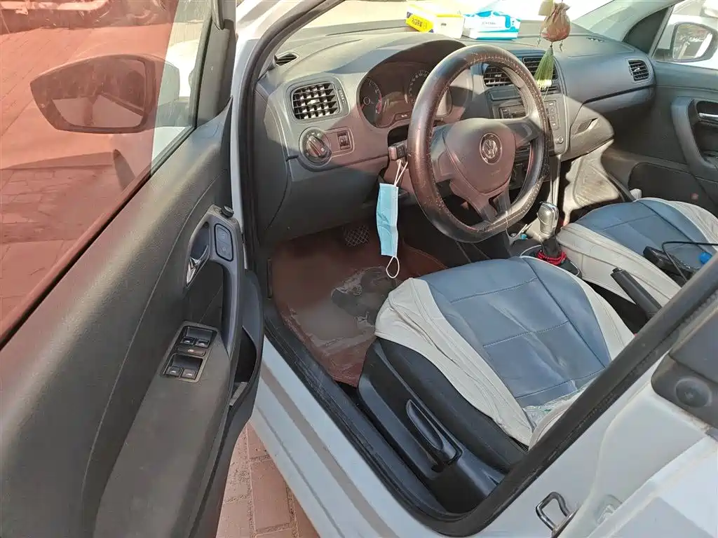 Volkswagen Polo 2016 1.4L Automatic Trend фото 14