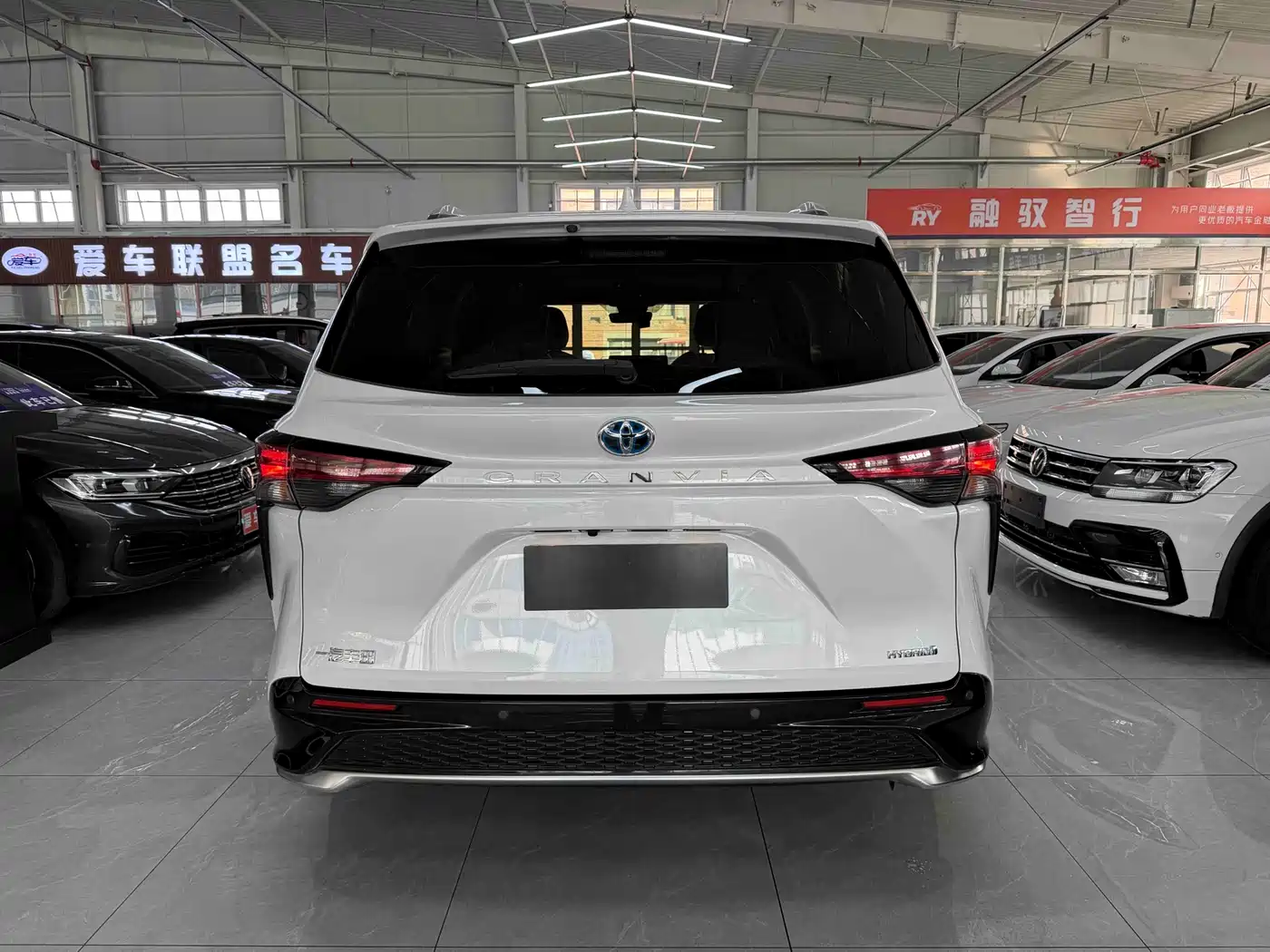 Toyota Granvia 2023 2.5L Hybrid Prestige PLUS Edition фото 5