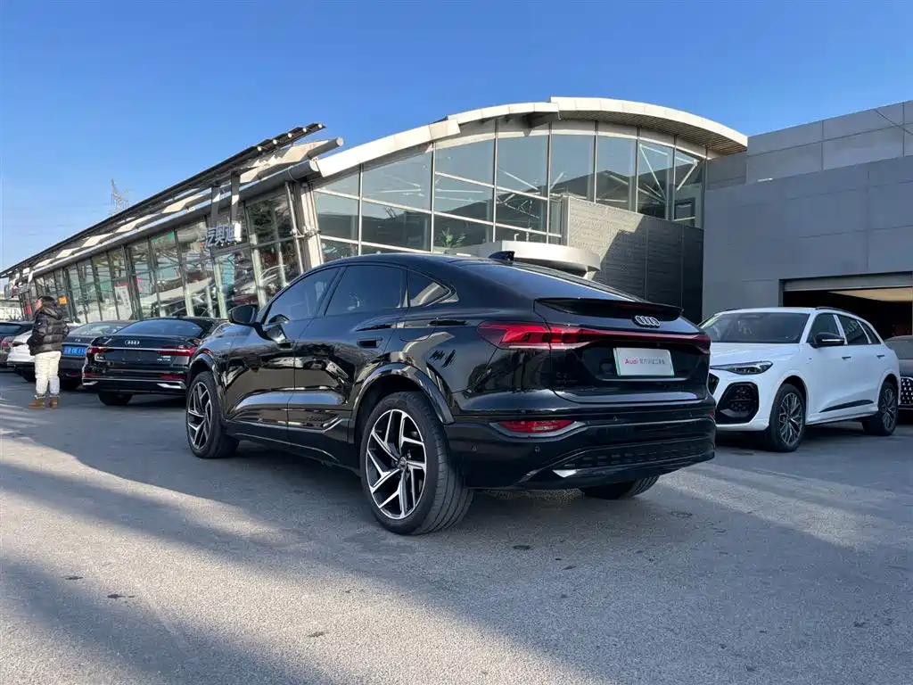 AUDI Q6L SPORTBACK E TRON