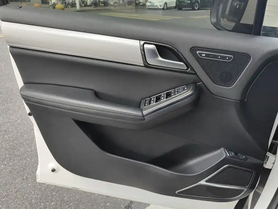 BYD Tang 2018 2018 2.0T Automatic Smart Connection Honor Edition 7-Seater China V