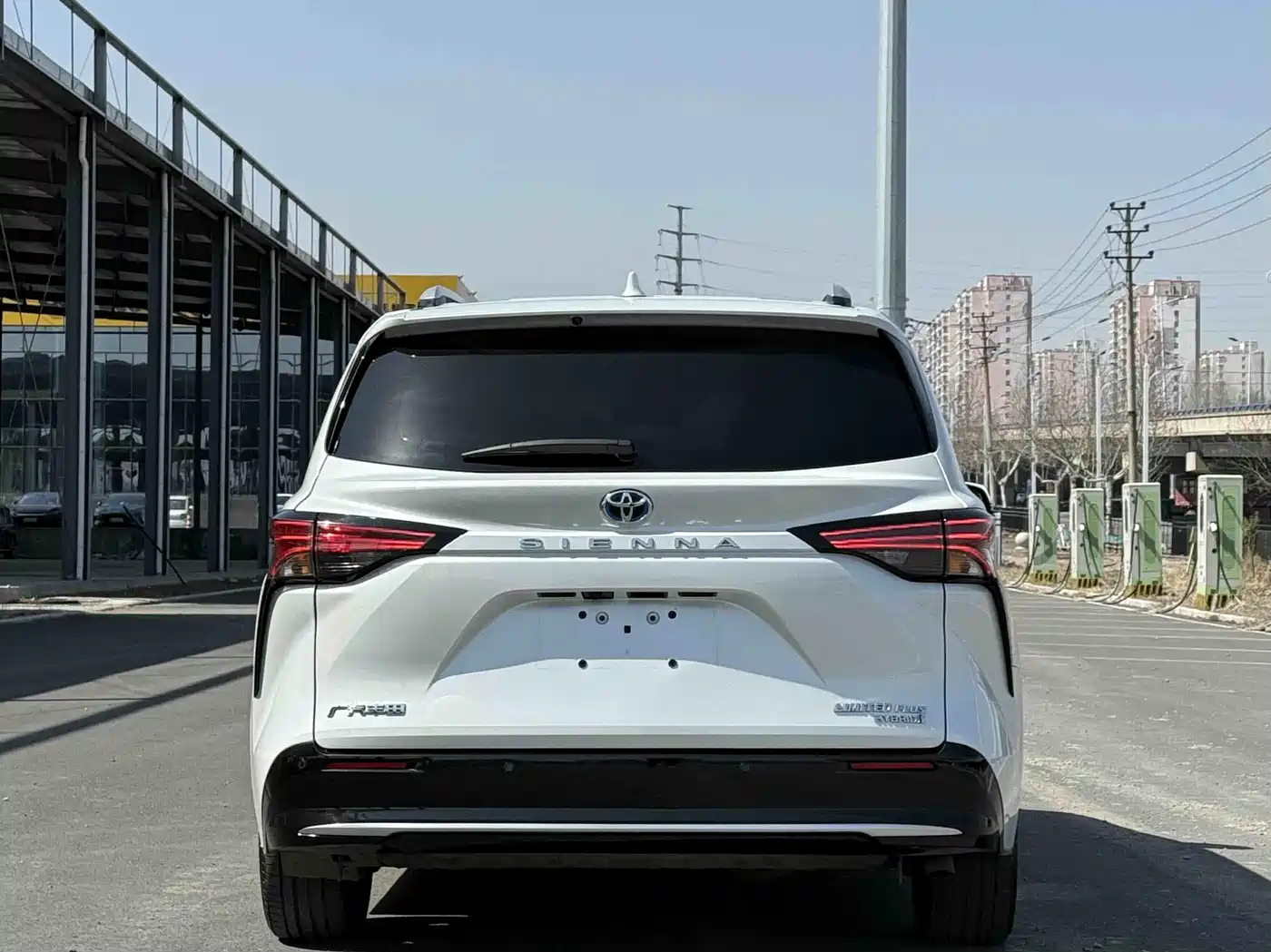 Toyota Sienna 2023 2.5L Hybrid Ultimate Edition фото 15