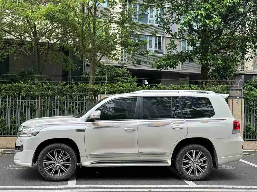 Toyota Land Cruiser (Import) 2015 4.0L V6 Middle East Low Configuration Edition фото 2
