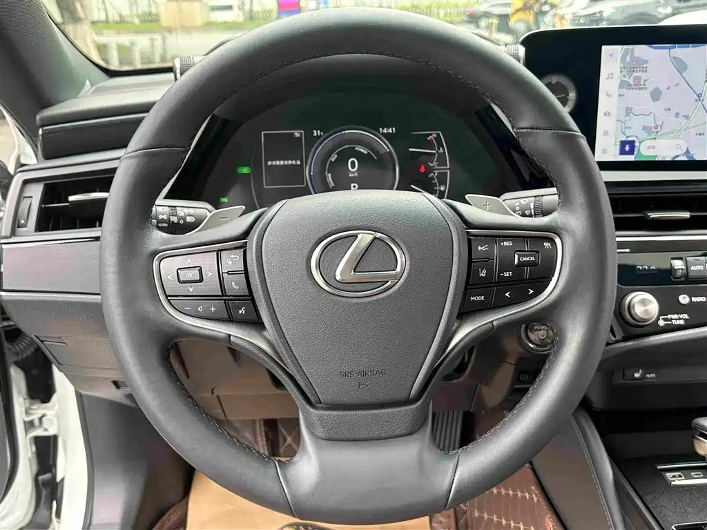 Фото 24 - Lexus ES