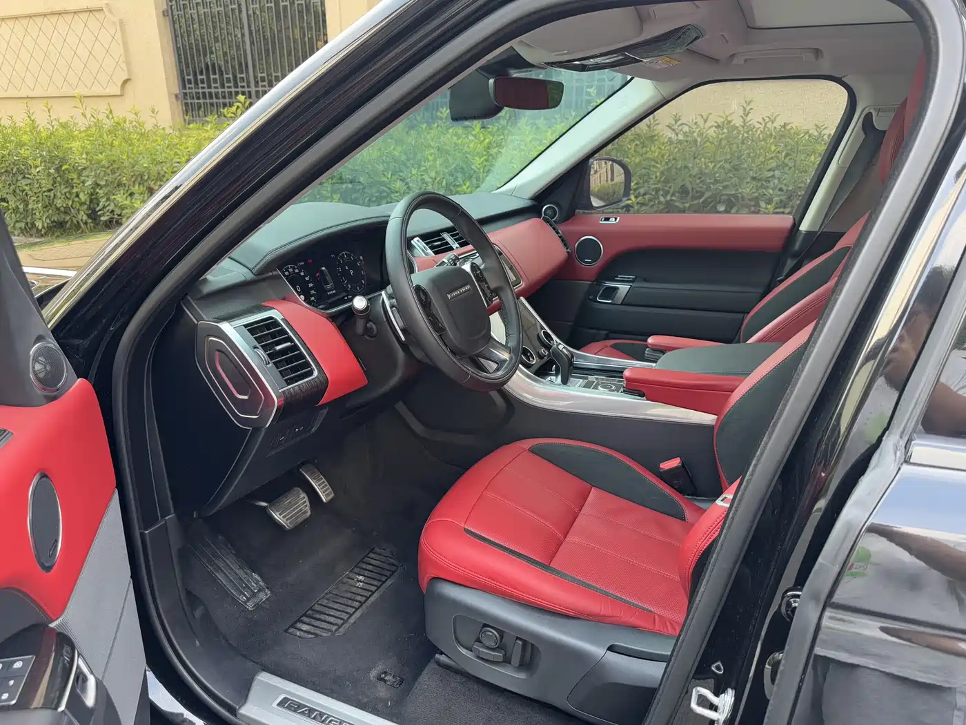 Land Rover Range Rover Sport 2022 3.0 L6 Gloss Black Edition фото 8