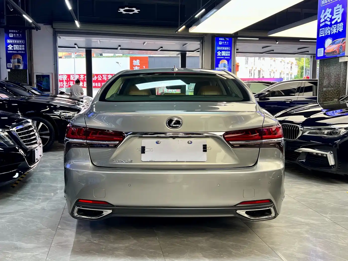 Photo 4 - Lexus LS