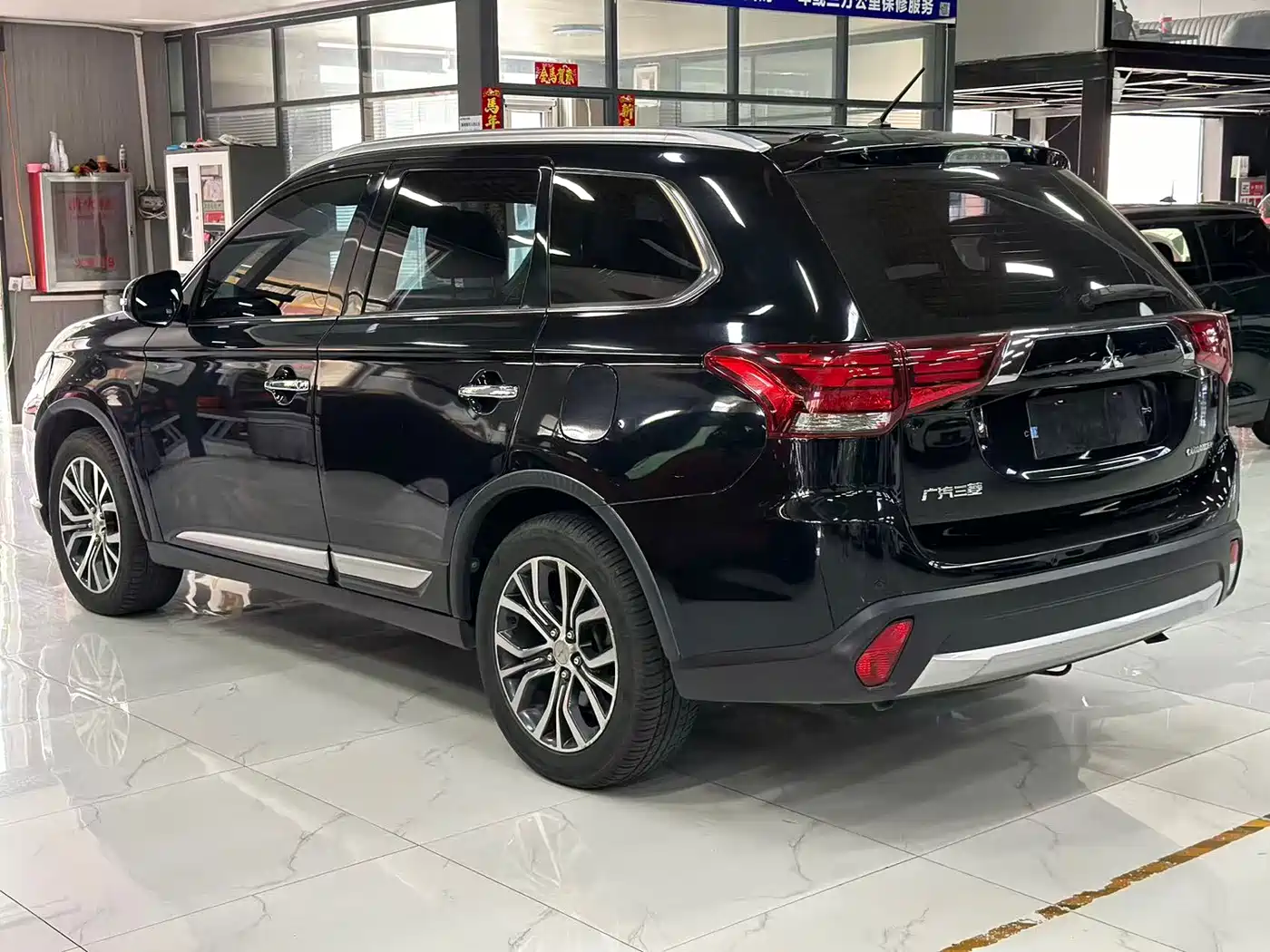 Mitsubishi Outlander 2016 2.4L 4WD Luxury Edition 7-seater фото 5