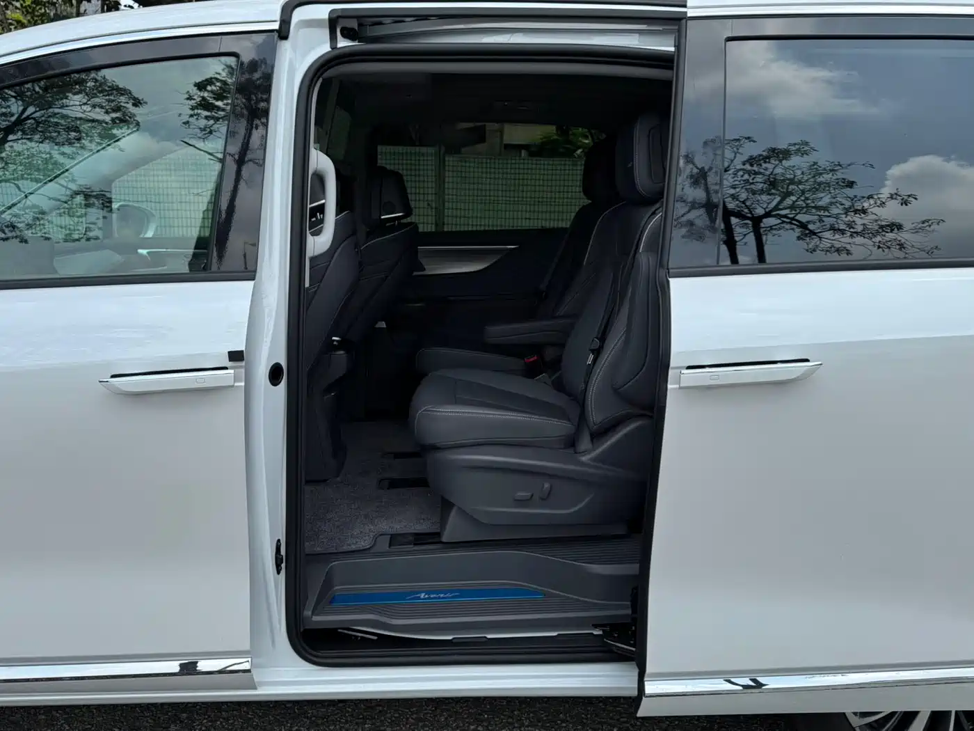 Buick GL8 New Energy 2026 Luzun Smart Luxury Avenir Edition фото 9