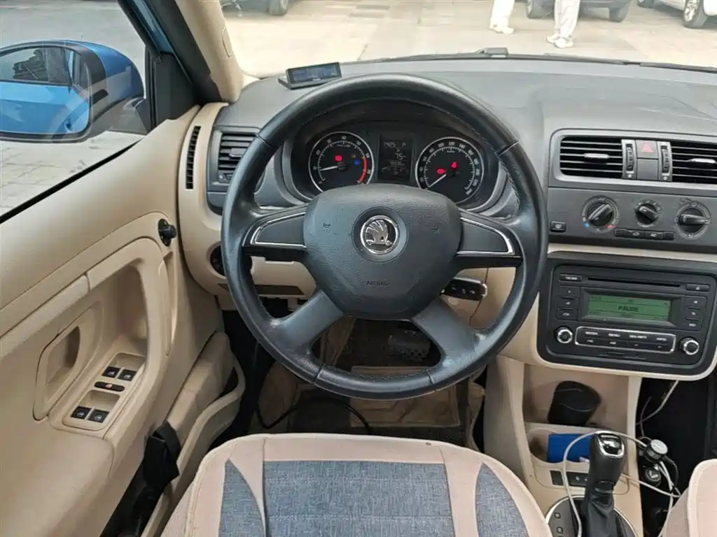 Škoda Fabia 2014 1.4L Automatic Crystal Spirit Edition фото 11