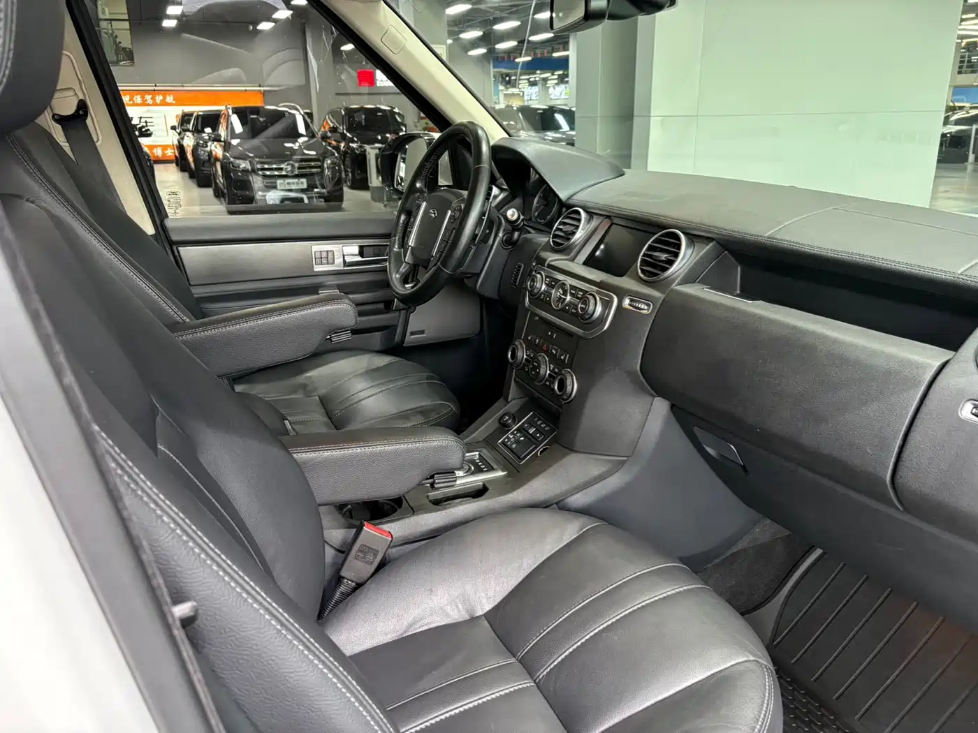 Land Rover Discovery 2015 3.0 SC V6 SE фото 14