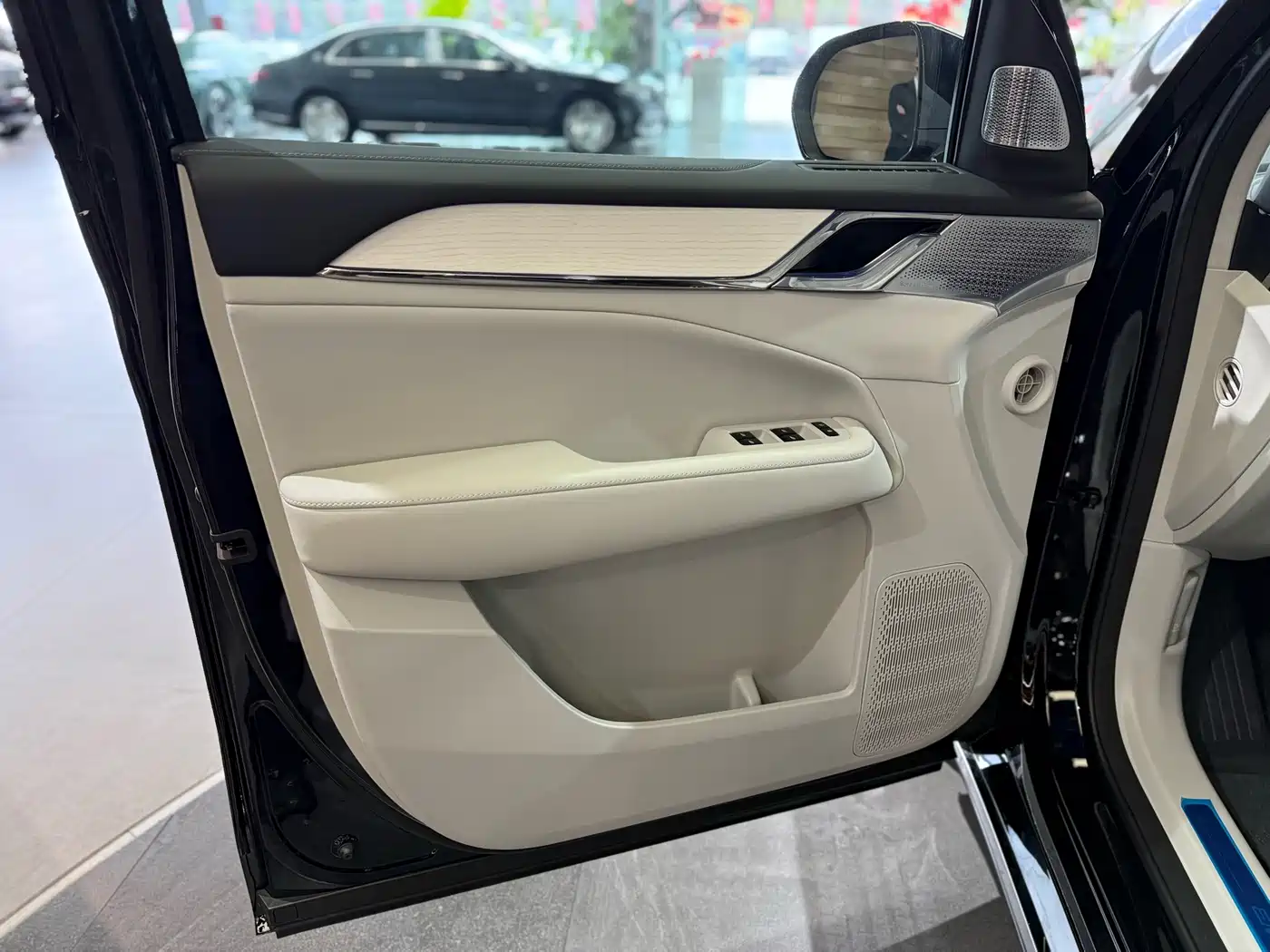 Volvo EM90 2026 2025 Ultra Six-Seater