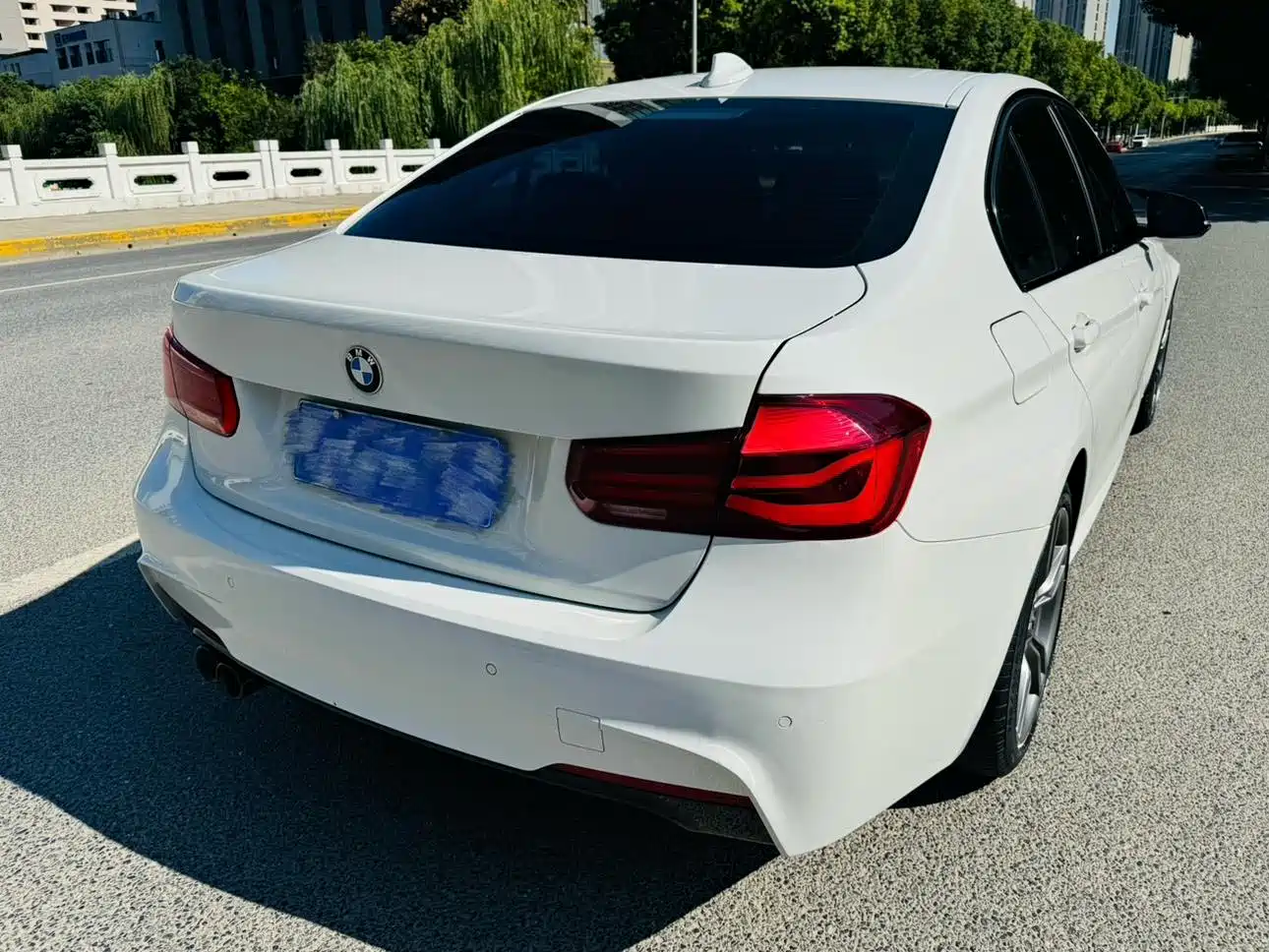 BMW 3 Series 2018 320i M Sport Black Night Edition фото 12
