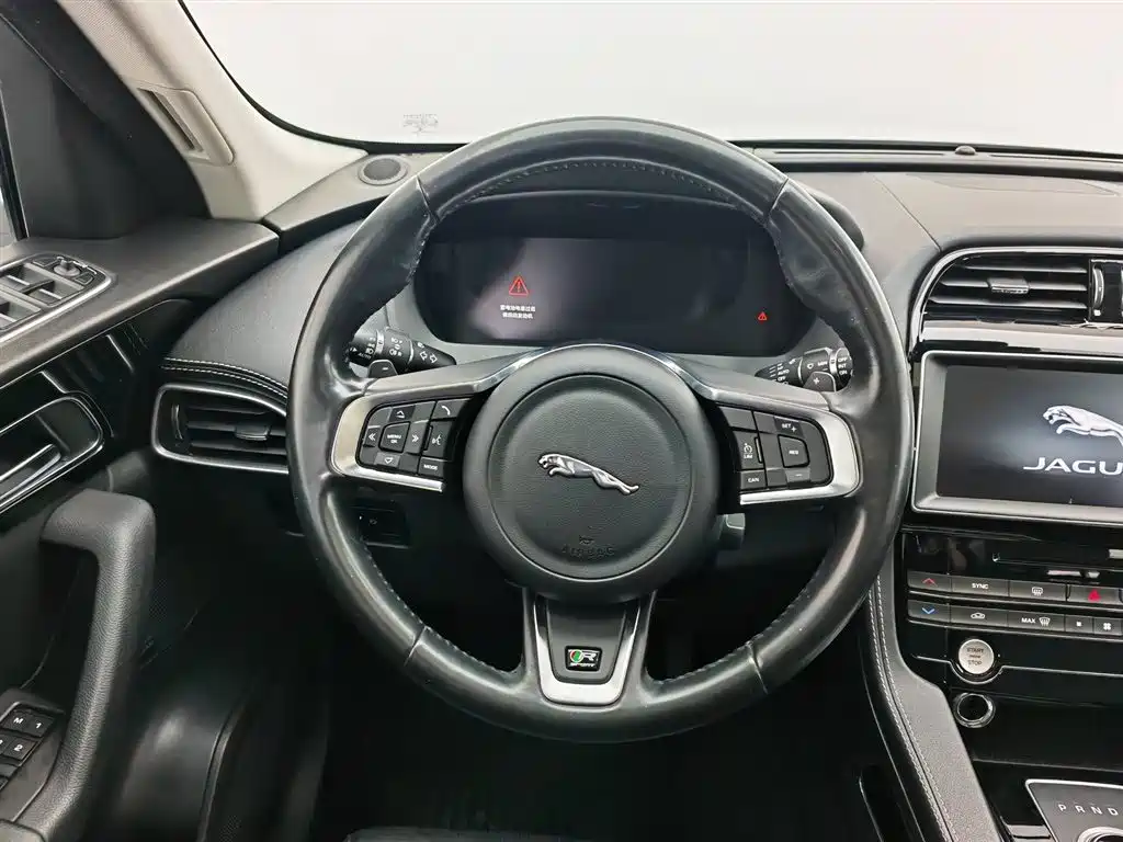 Фото 11 - Jaguar F-PACE