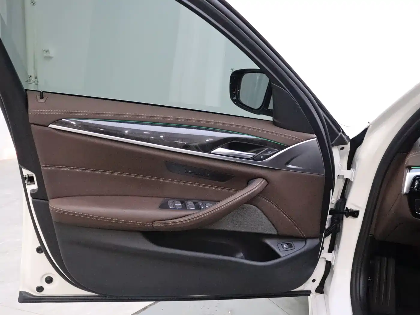 BMW 5 Series 2021 525Li M Sport Package фото 10