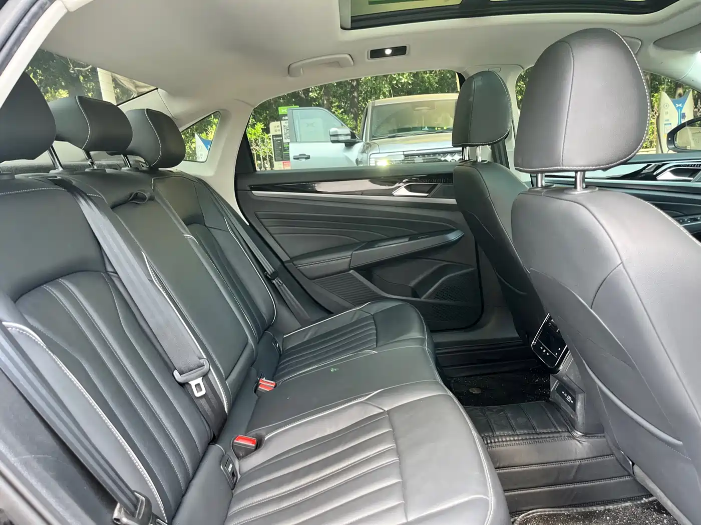 Volkswagen Passat 2023 330TSI Starlight Elite Edition фото 14