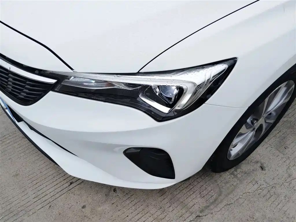 Photo 18 - Buick Verano