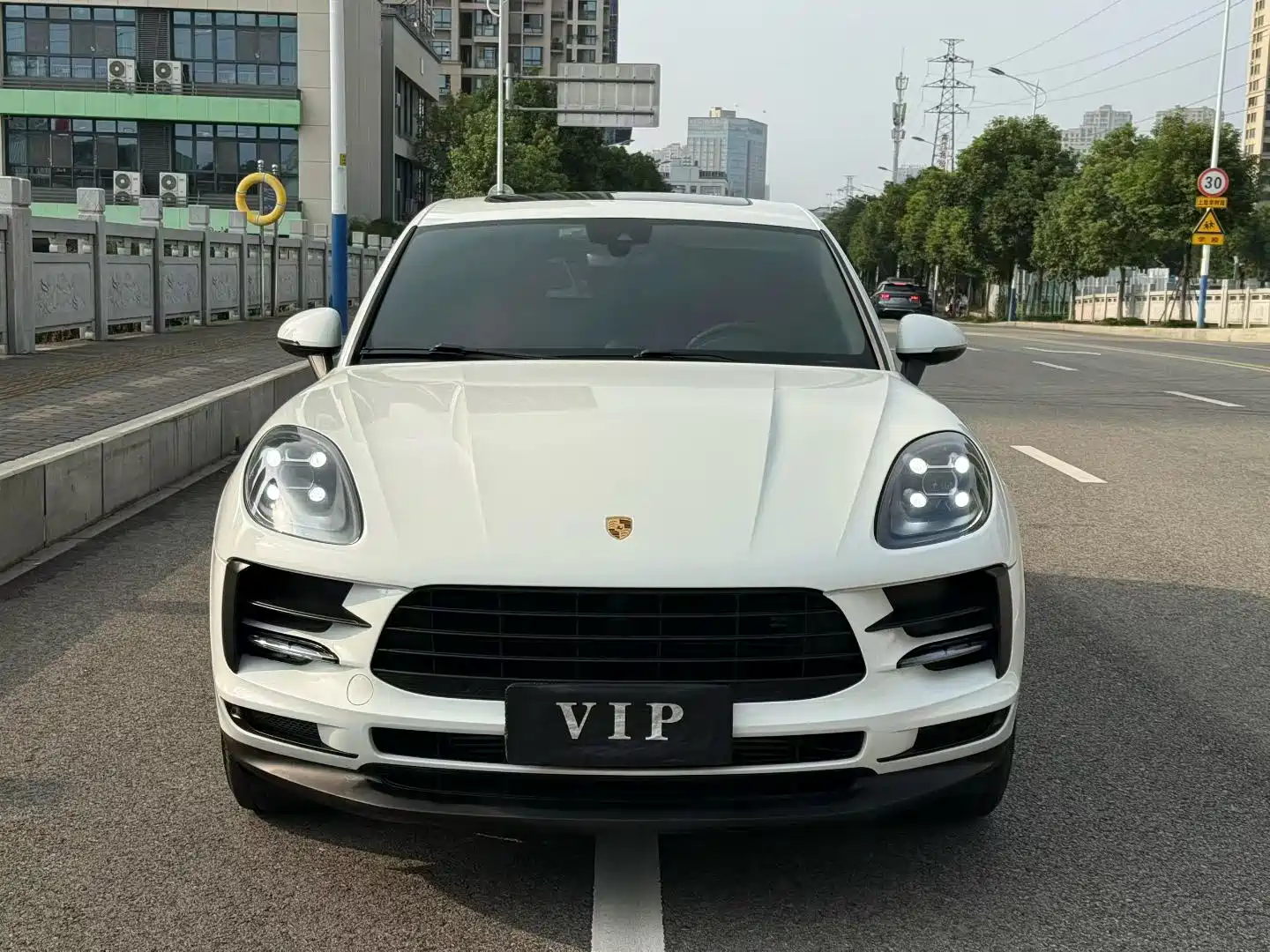 Photo 2 - Porsche Macan