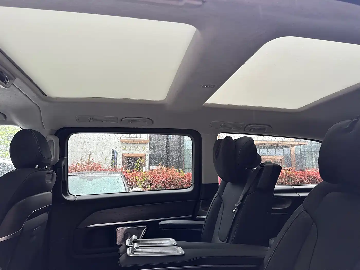 Mercedes-Benz V-Class 2024 V 300 L Long Wheelbase Luxury Edition фото 12