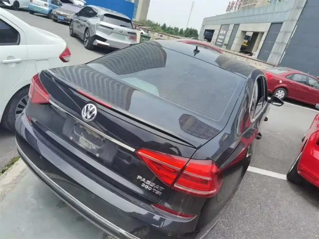 Volkswagen Passat 2015 1.8TSI DSG Elegance Edition фото 7