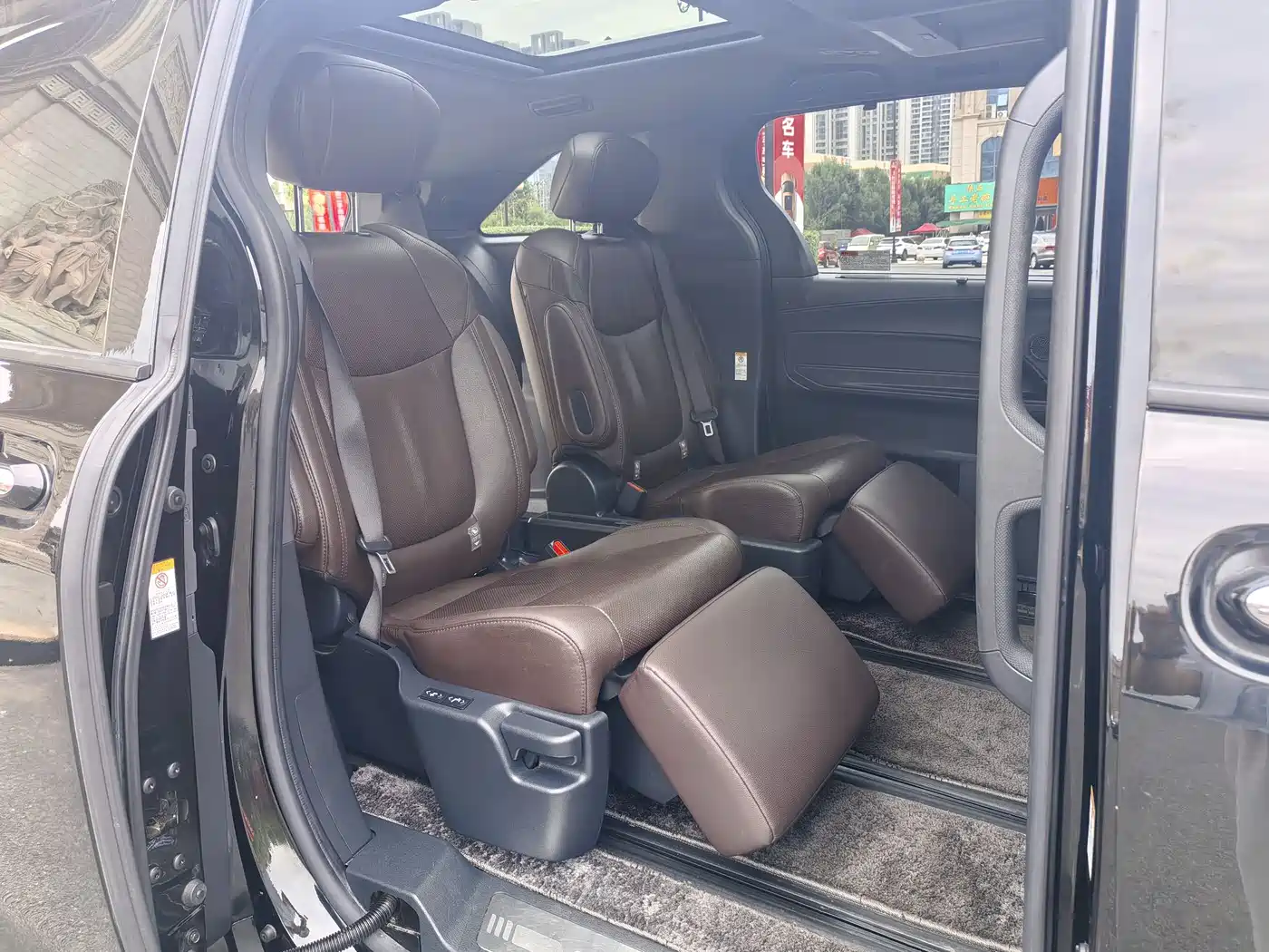 Toyota Sienna 2021 2.5L Hybrid Platinum Edition фото 12