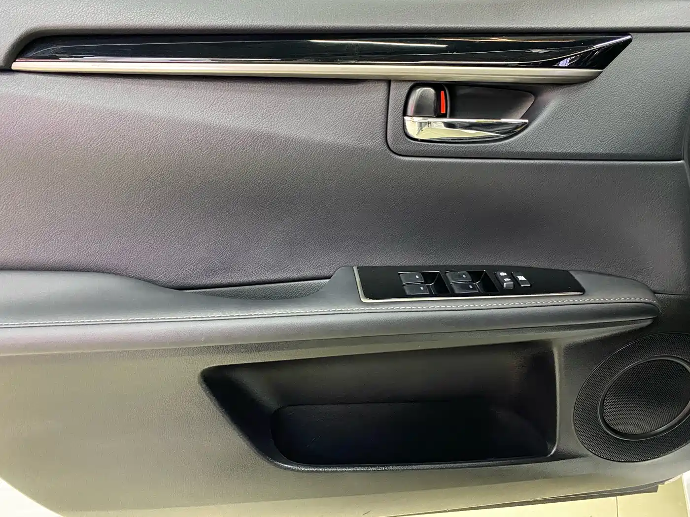 Lexus ES 2015 300h Comfort Edition фото 16