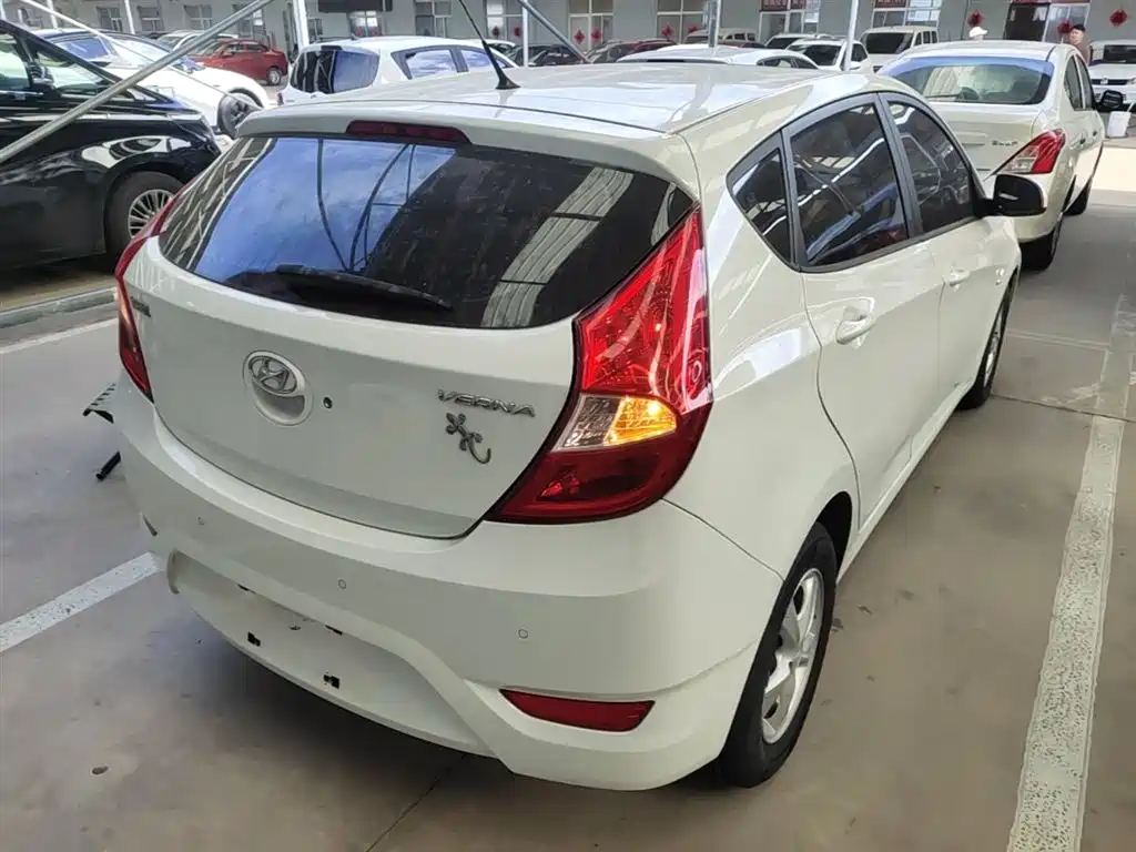 Hyundai Reina 2014 Model 1.4L Automatic GLX фото 7