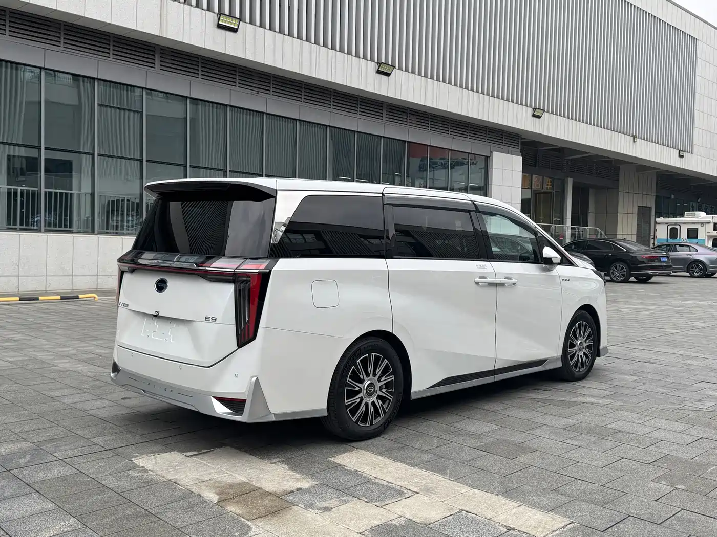 Photo 5 - GAC Trumpchi Trumpchi E9