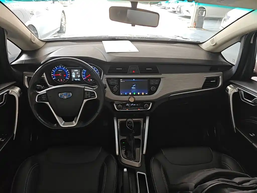 Фото 10 - Geely Vision X3