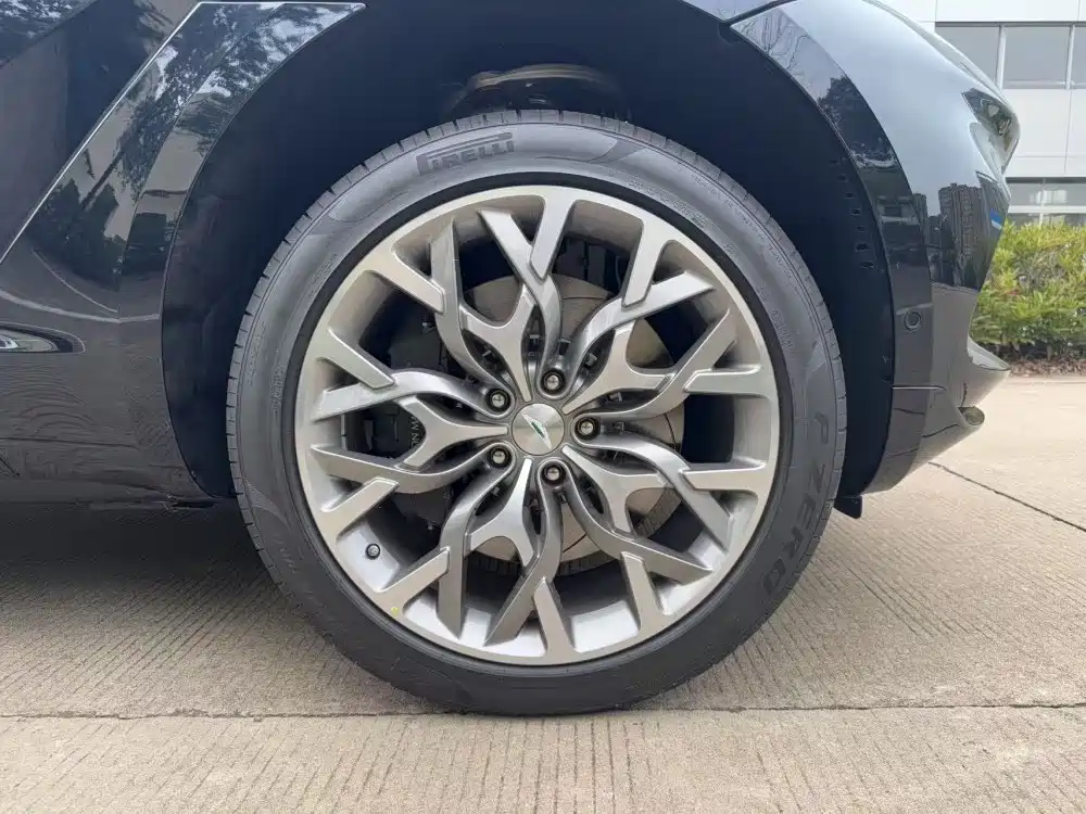 ASTON MARTIN DBX