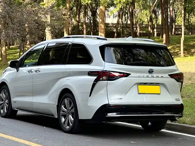 Toyota Sienna 2024 2.5L Hybrid Premium Edition — фото 3