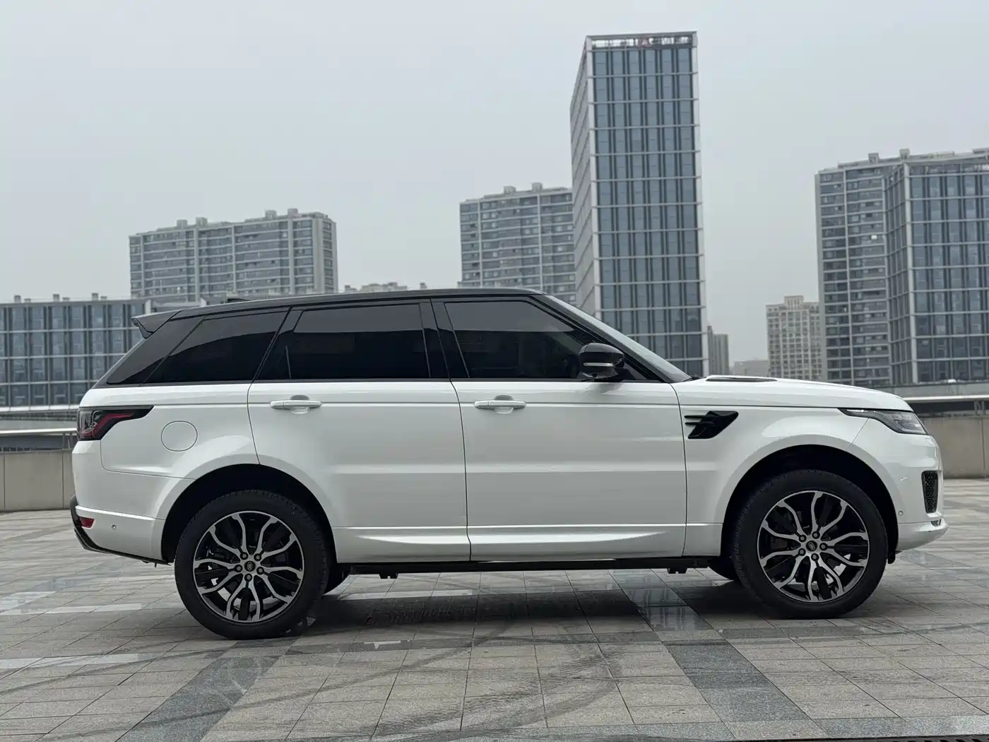 Land Rover Range Rover Sport 2022 3.0 L6 Gloss Black Edition фото 4