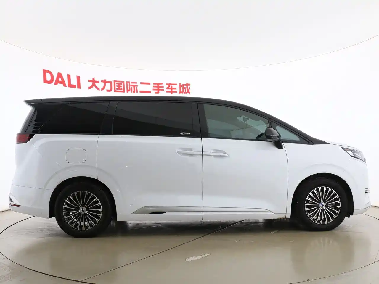 Denza D9 2024 DM-i 1050 Premium фото 4