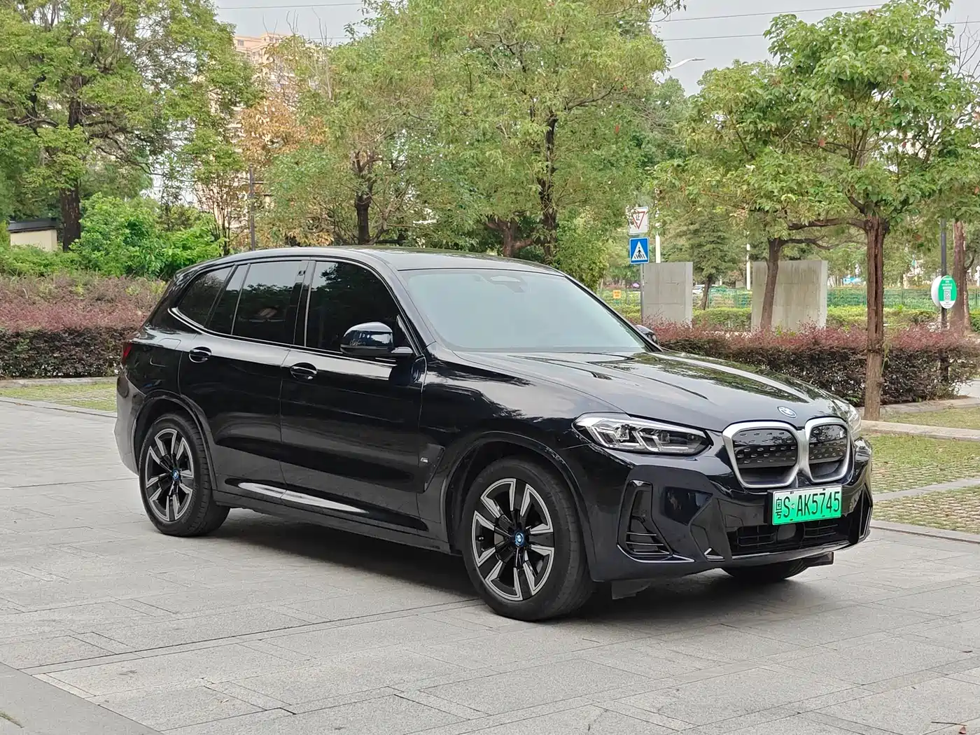 BMW iX3 2024 Leading Edition фото 3