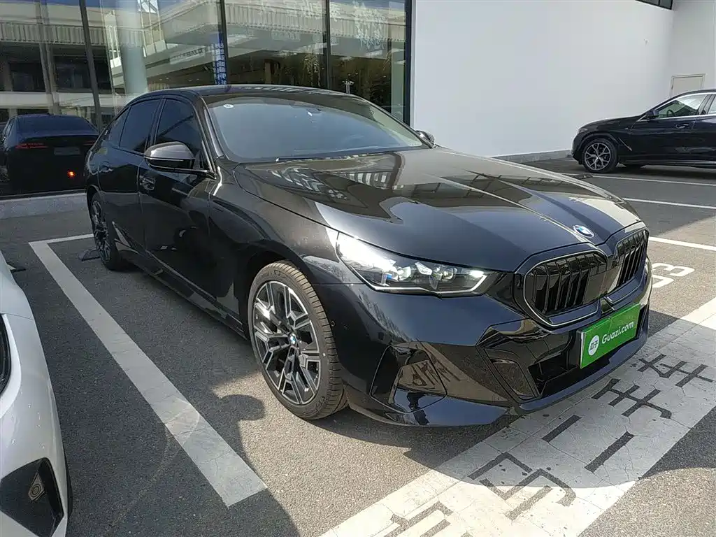 BMW 5 Series 2026 530Li Exclusive M Sport Package фото 22