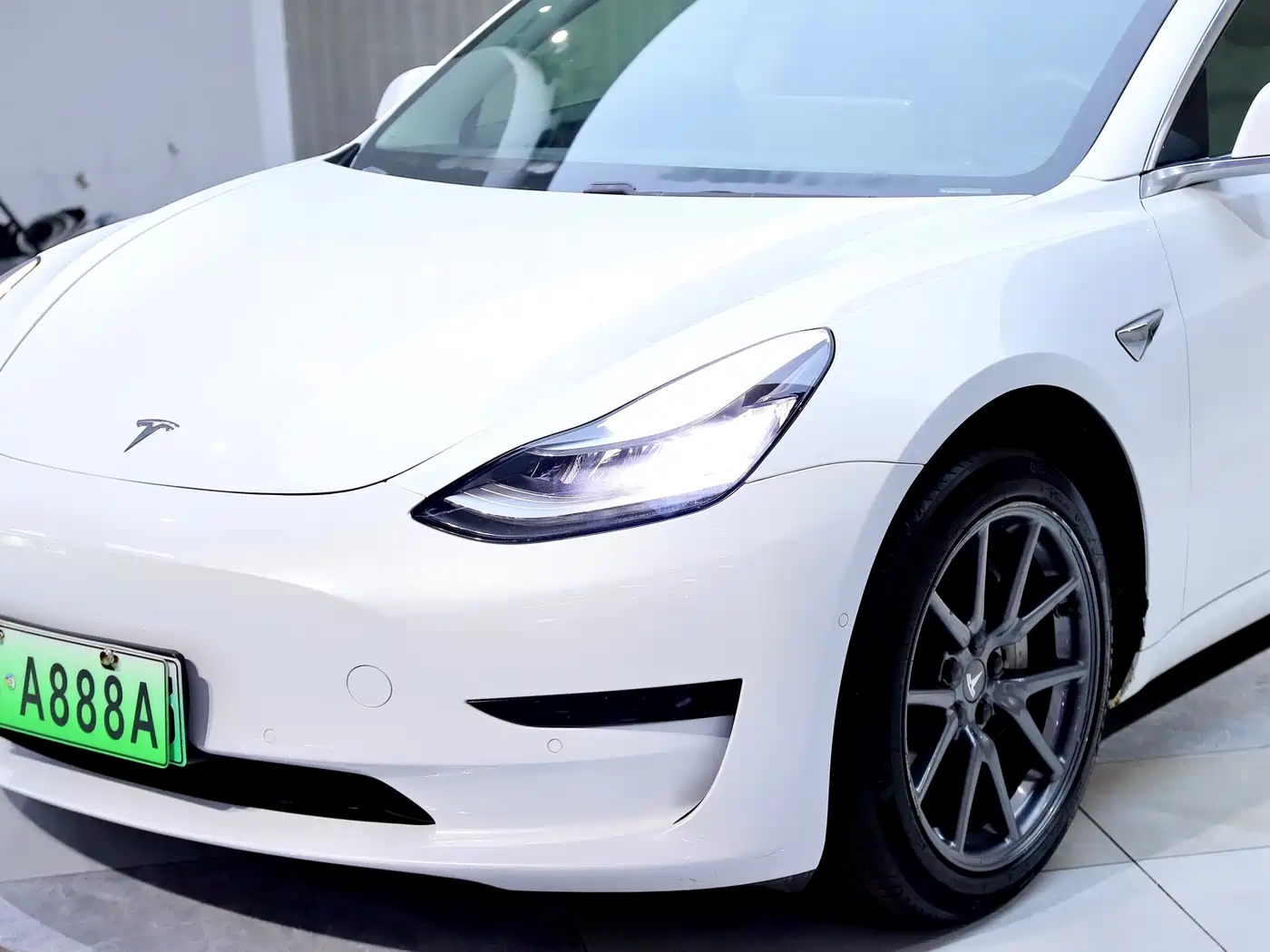 TESLA MODEL 3