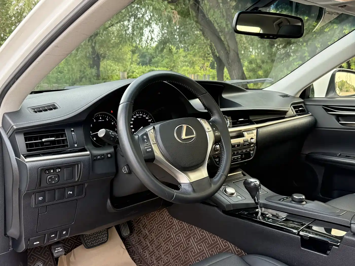 Фото 10 - Lexus ES