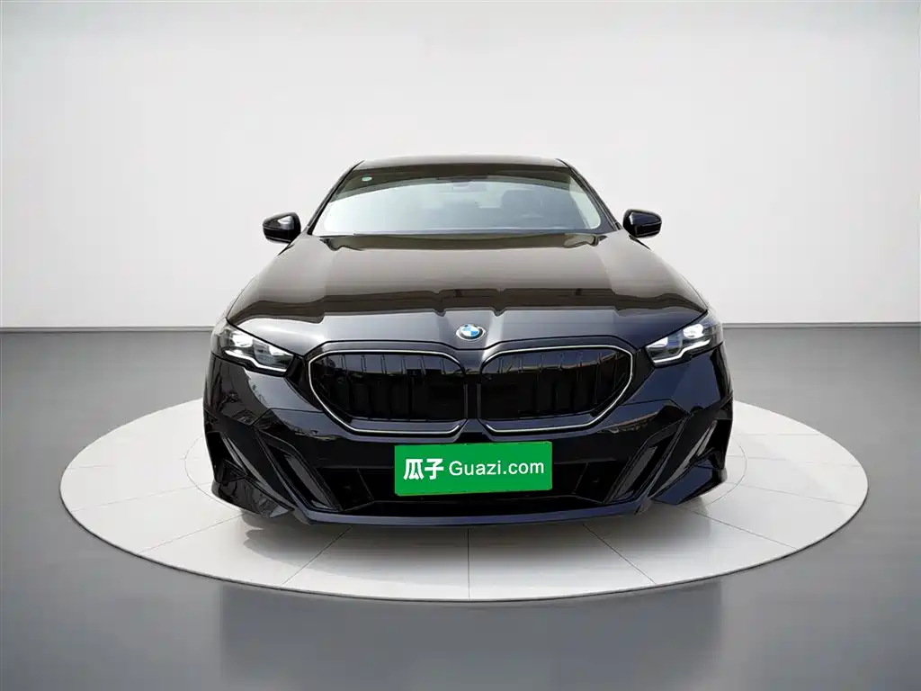 BMW 5 Series 2026 530Li Exclusive M Sport Package фото 3